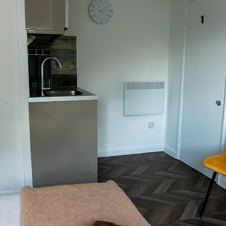 Dalston Luxe Studios, 10 Minutes Away From Liverpool Train Station-3
